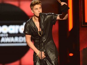 Məşhur müğənni jurnalisti vurdu